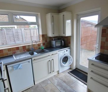 2 bedroom semi-detached bungalow to rent - Photo 3