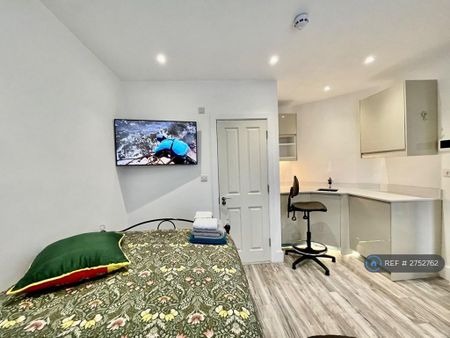 1 bedroom in a house share to rent - Photo 3