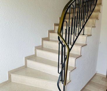 Großzügige 4-Zimmer-Wohnung in einem gepflegten Zweifamilienhaus in... - Photo 1