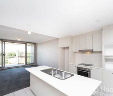 Modern Two Bedroom Ensuite Unit - Photo 2