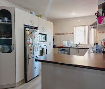 Spacious 3-Bedroom Home with Double Garage – Shirley Road - Photo 4