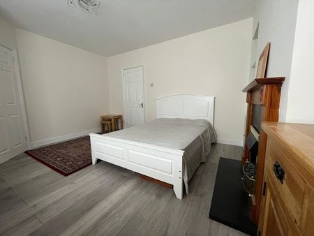 1 Bed Flat, Langhill Avenue, BS4 - Photo 2