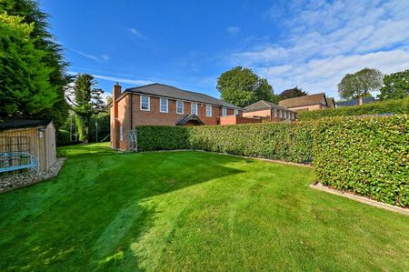 An immaculate six bedroom detached home which has been tastefully updated throughout - Photo 3