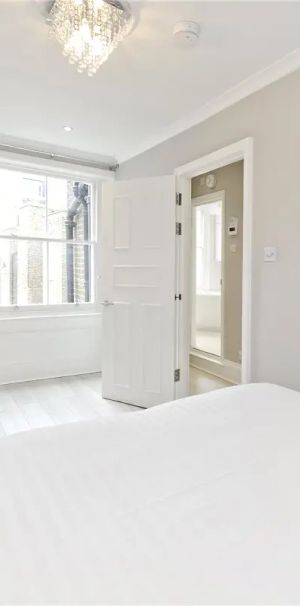 2 bedroom flat in London - Photo 1