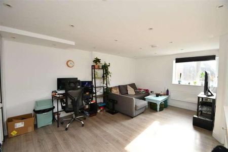 Bedroom T Floor In Godalming, GU7 - Photo 4