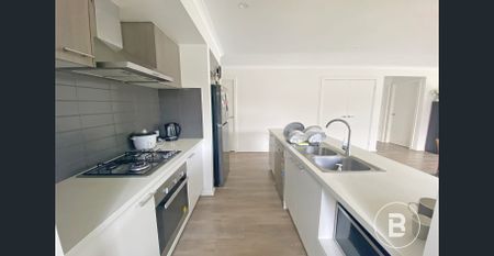 MODERN 4 BEDROOM HOME - Photo 3