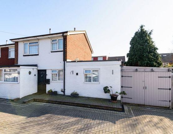 Aintree Close, Uxbridge UB8, London - Photo 1