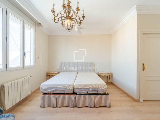 Excellent 3 Bedroom penthouse with 10m² terrace for rent in Extramurs, Valencia - Photo 1
