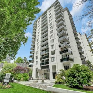 Governor’s Square - Photo 2