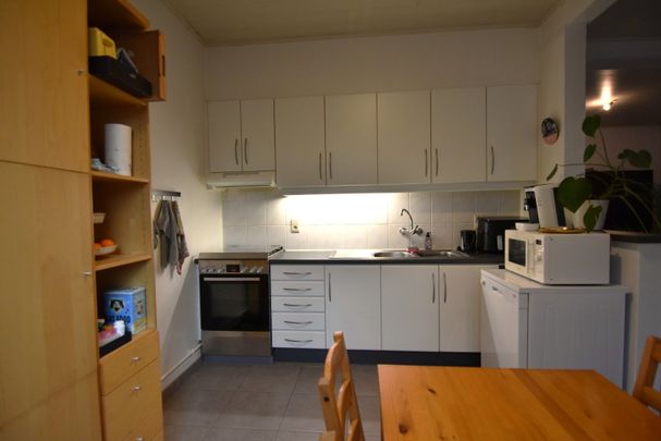 Gezellige rijwoning met diepe tuin in Moorslede - Photo 1