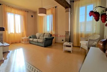 Appartamento di pregio in villa bifamiliare con ingresso indipendente, arredato