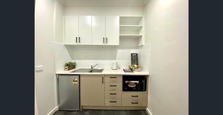 FULLY Furnished STUDIO ROOM in perfect location! - Photo 2