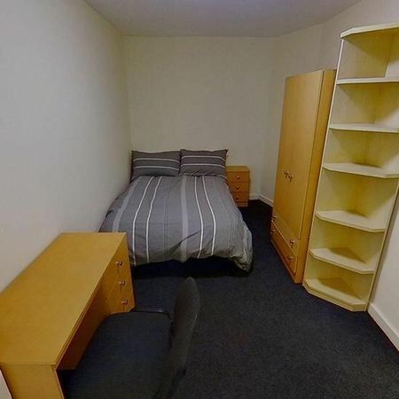 3 bedroom flat to rent - Photo 3