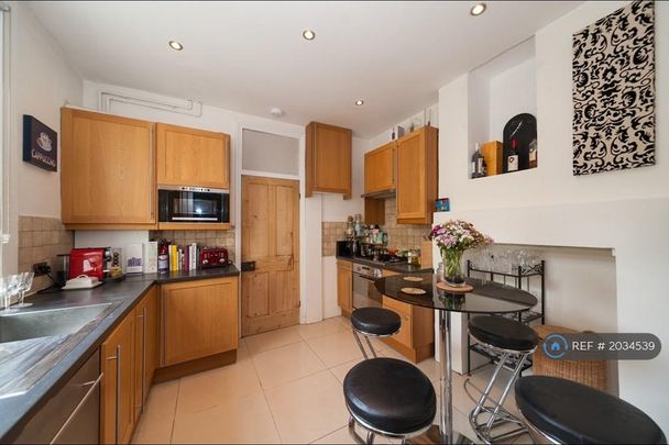 1 bedroom in a flat share to rent - Photo 1