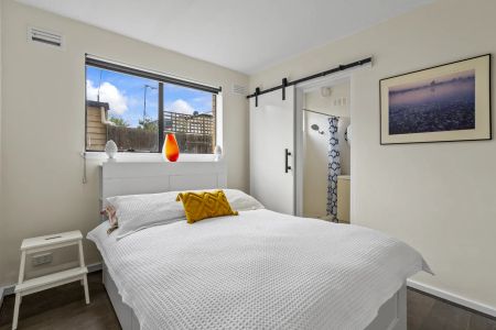 Cozy, Ground Floor Apartment with Easy, First-Come-First-Served Scramble Parking! PERMIT PARKING AVAILABLE TOO* - Photo 2