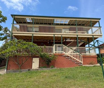 Coastal Living - Spacious Family Home Just Minutes from the Beach - Photo 3