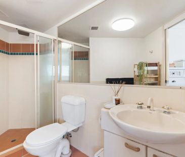 Coastal Charm Meets Convenience in the Heart of Miami - Furnished - Photo 6