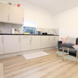 Harrow View, Uxbridge - Photo 2