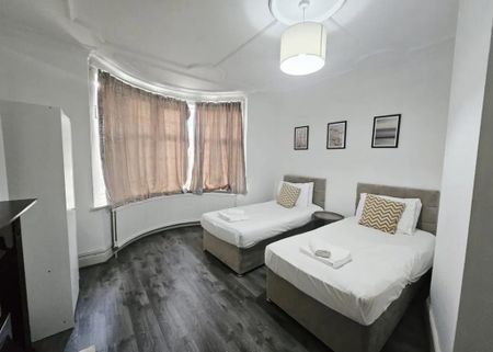 3 bedroom semi-detached house to rent - Photo 4