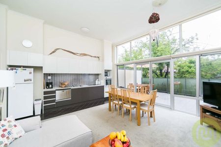 Light Filled Apartment in Prime Braddon Location - Photo 2