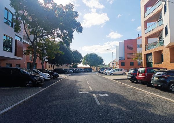 Apartamento T3 com Terraço Privativo para Arrendamento em Nova Queijas