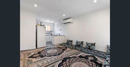 Neat & Low-Maintenance 2-Bedroom Unit in Convenient Kilburn - Photo 2