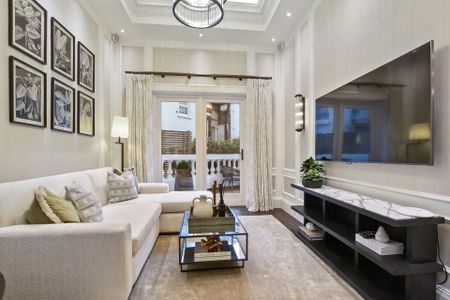 An newly refurbished two-bedroom apartment with two private balconies located just a few minutes walk from Kensington High Street. - Photo 2