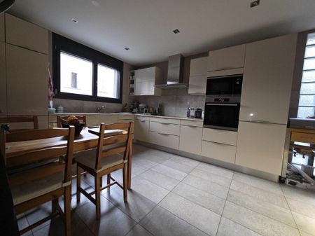 spacieux 4.5 pièces en triplex avec garage-box et places de parc en plein centre - Foto 4