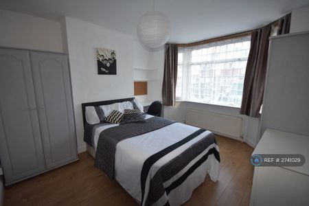 4 bedroom semi-detached house to rent - Photo 3