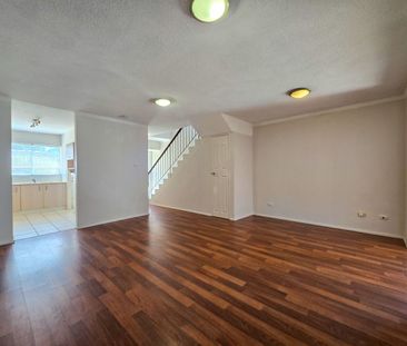 Convenient Living in Macquarie Fields in Selective School Catchment - Photo 3