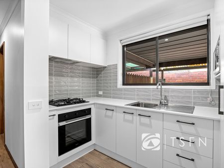 Charming 2 Bedroom Home Minutes from Town - Photo 2