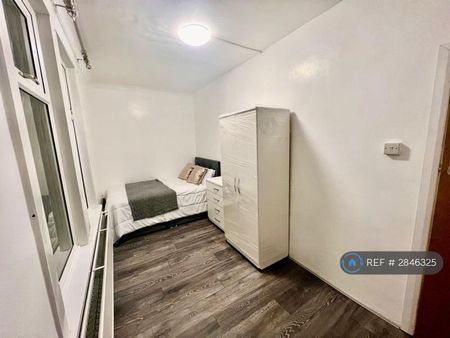 1 bedroom in a flat share to rent - Photo 5