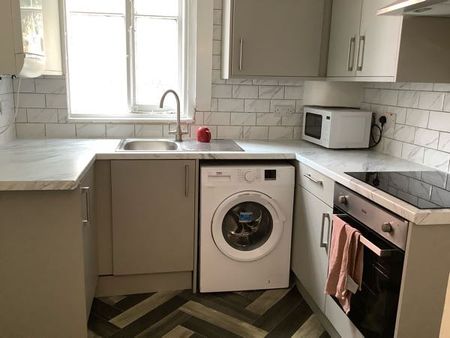 4 Bedroom Terraced To Rent in Lenton - Photo 3