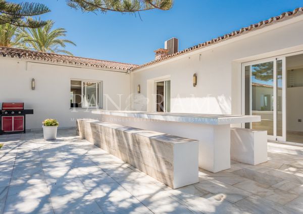 Contemporary-style villa on a large plot with sea views in Elviria