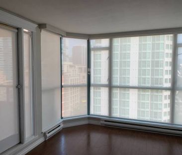 DO NOT MISS 2 bedrooms + den completely renovated unit! - Photo 1