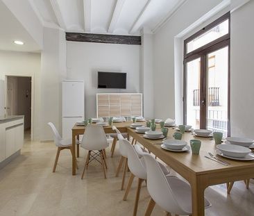 Bright double room with a balcony in Valencia - Photo 3