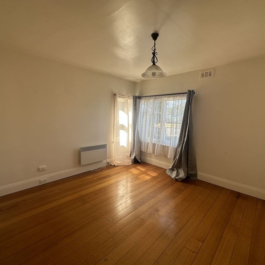 Feel at home, Living Here! - Photo 1