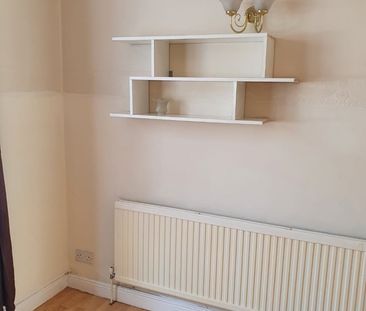 3 Bed Terraced House, Outram Road, E6 - Photo 2