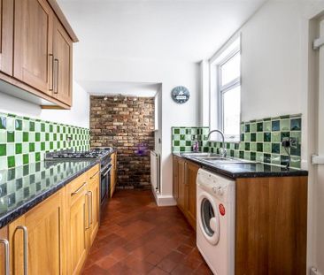 2 bedroom end of terrace house to rent - Photo 4