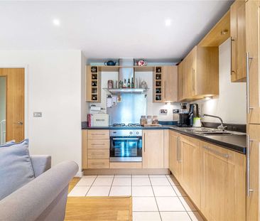 A bright one bedroom flat with a private balcony and underground pa... - Photo 3