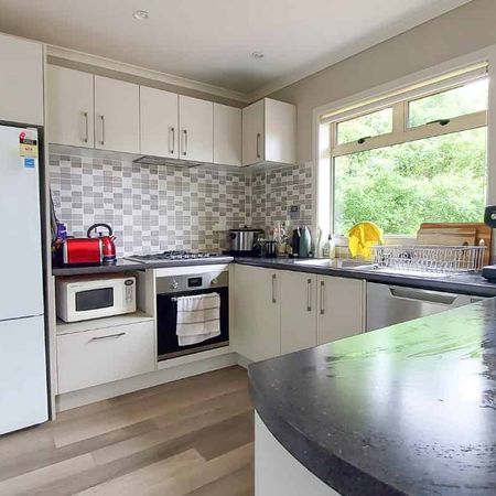 3 Bedrooms in Silverdale - Photo 3