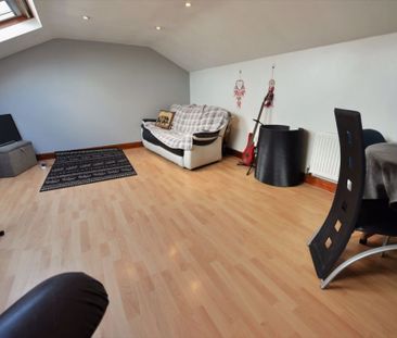 3 bedroom Flat in Flat C, Leeds - Photo 3