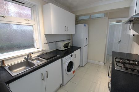 4 bedroom end of terrace house to rent - Photo 4