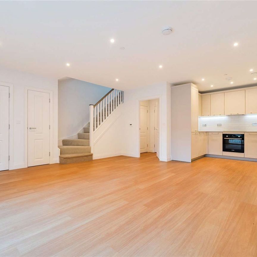 A recently built three bedroom maisonette to rent at Huntley Wharf by Berkeley Homes, in Reading's town centre and benefiting from an allocated parking space with EV Charging. - Photo 1