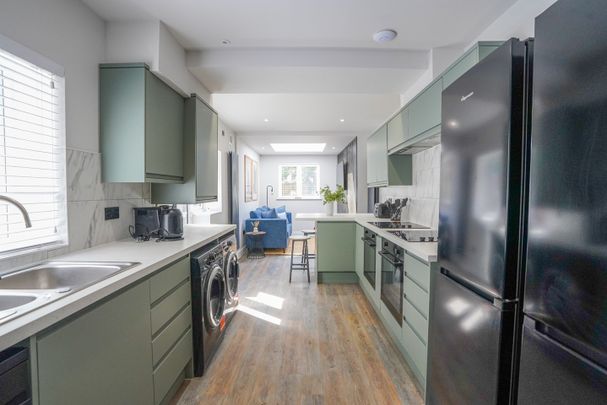 6 Bed Terraced House, Milton Road, SO15 - Photo 1