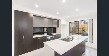 Modern Stand Alone Townhouse in Springfield for rent !!! - Photo 4