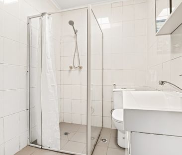 Neat 3 Bedroom Home, Great Location! - Photo 3