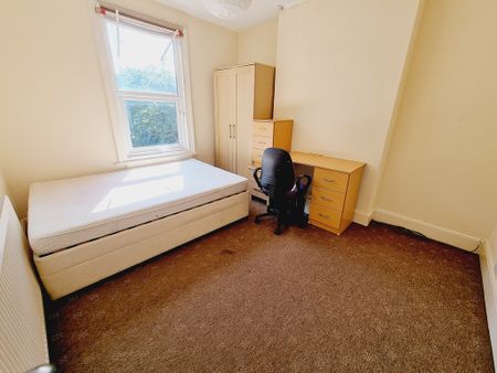 5 Bed Student Accommodation - Photo 3