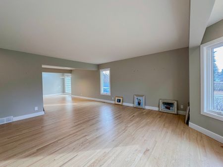 Spacious Family Home With Hot Tub, Fire Pit & Finished Basement In St. Andrews Heights! - Photo 2