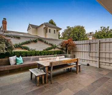 STUNNING HOME IN FANTASTIC SOUTH MELBOURNE LOCATION - Photo 2
